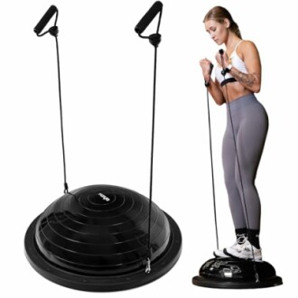 Frau trainiert mit Balance-Trainer und Widerstandsbändern