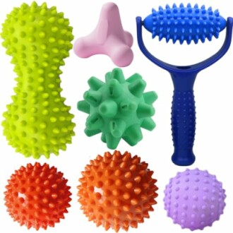 Verschiedene Massagebälle und -werkzeuge in verschiedenen Farben.