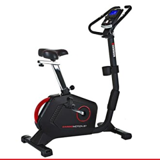 Schwarzes Heimtrainer-Fahrrad mit digitalem Display.